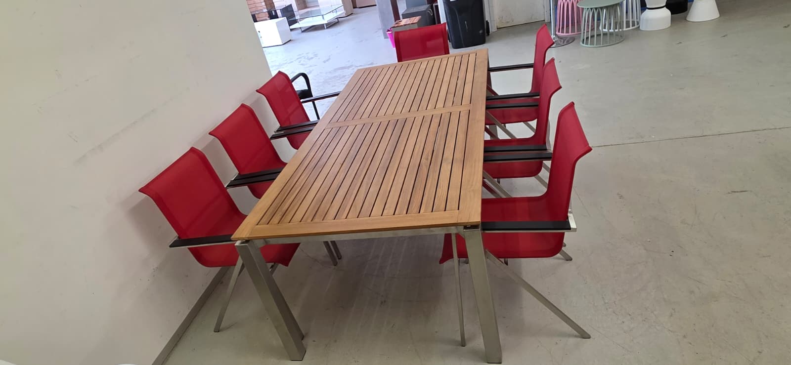 Esstisch, Holztisch, Klappstuhl, Metallgestell, Rot