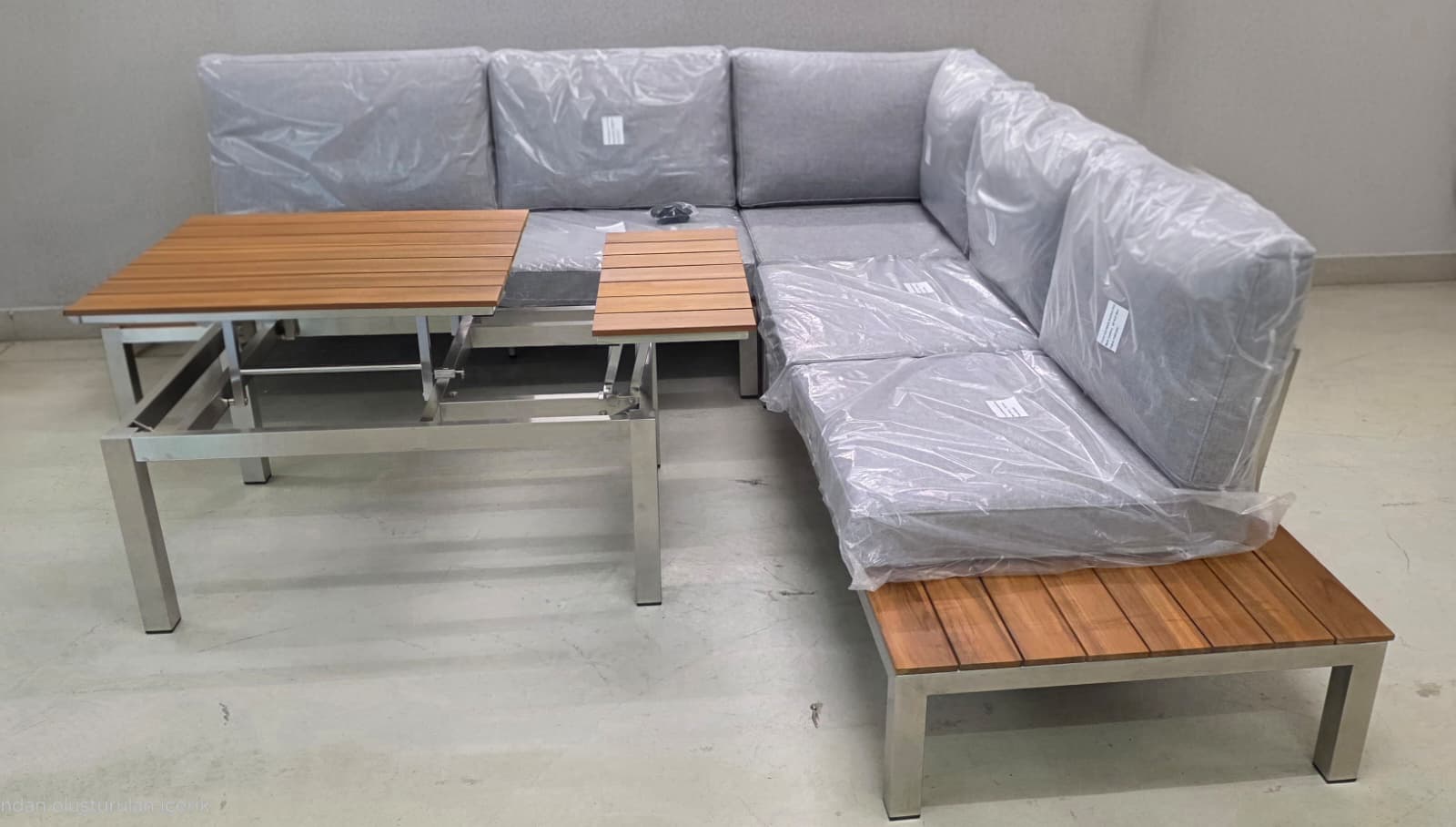 -sectionales Sofa, graue Polsterung, L-förmiges Sofa, Holz-Latten-Tisch, Metallrahmen