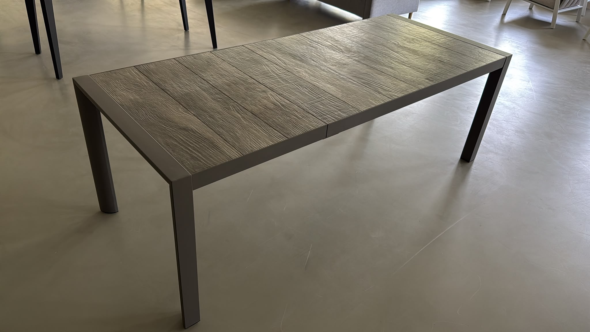 Esstisch, Holzoberfläche, Geräuchertes Holz, Metallbeine, rechteckig