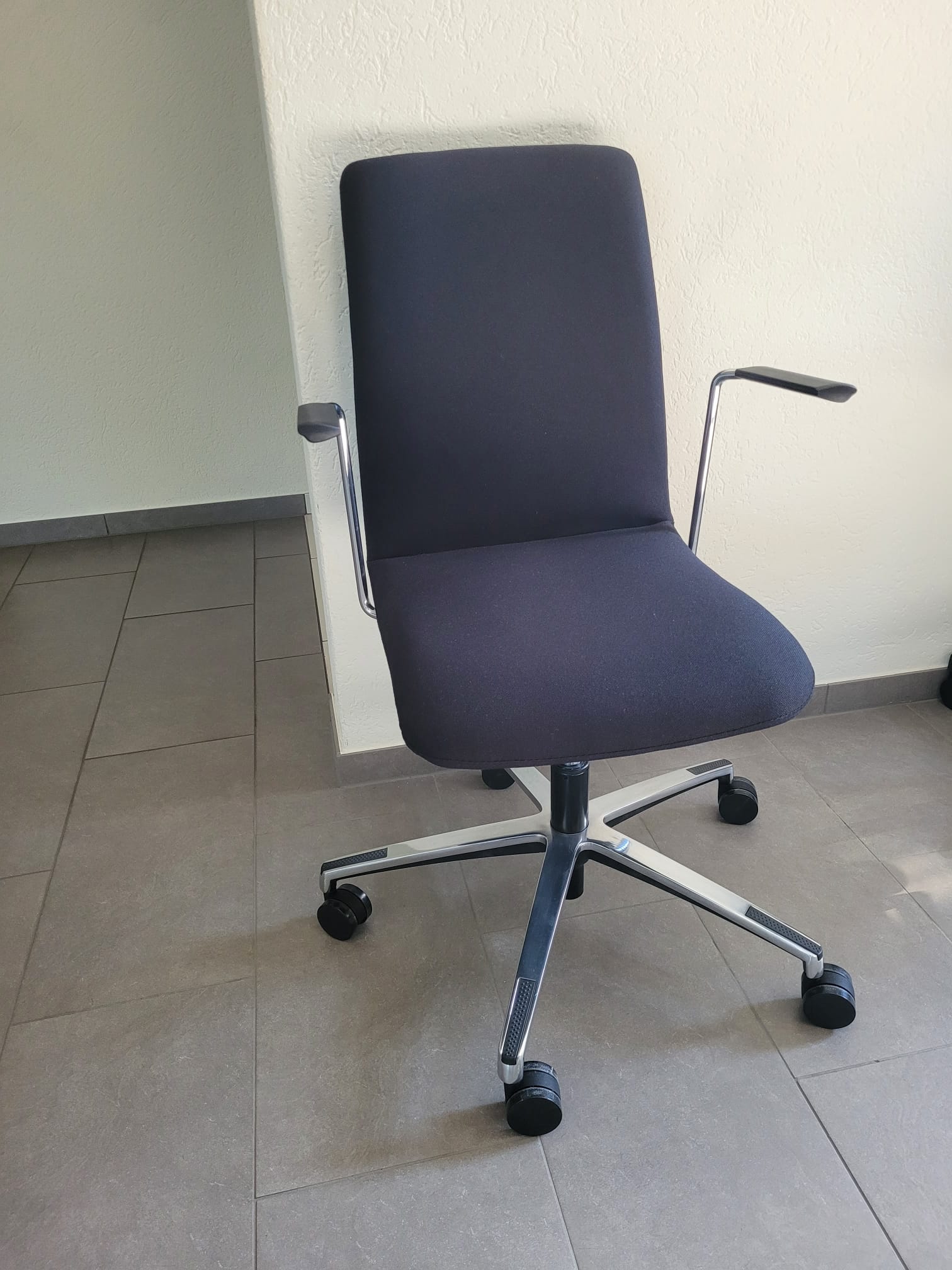 bürostuhl, stuhl, rollenboden, metall, dunkelblau