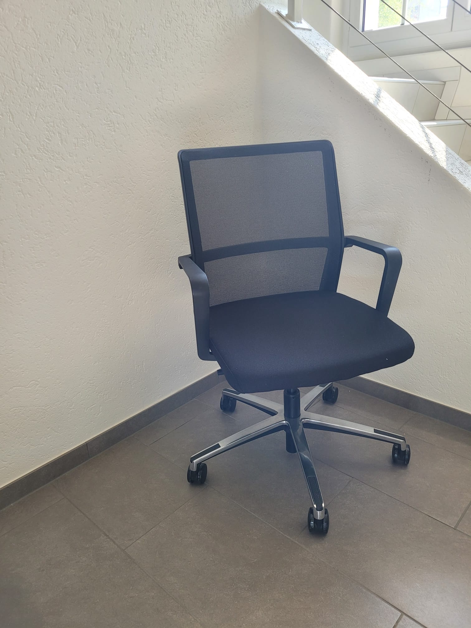 Bürostuhl, Mesh-Rückenteil, schwarze Sitzfläche, Rollenbasis, verstellbar