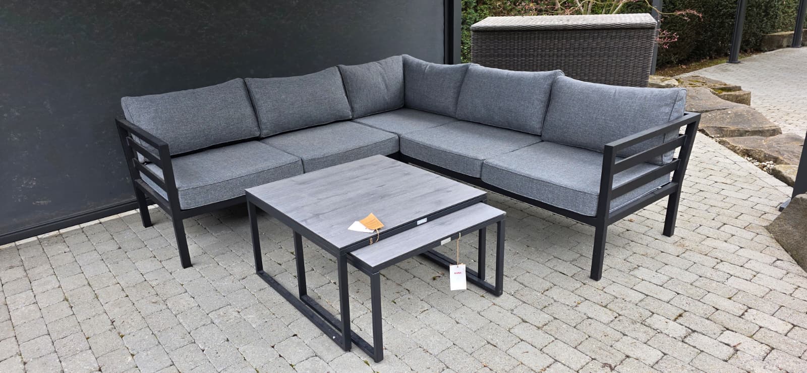 outdoor sofa, Lounge-Set, graue Kissen, Metallrahmen, Beistelltisch
