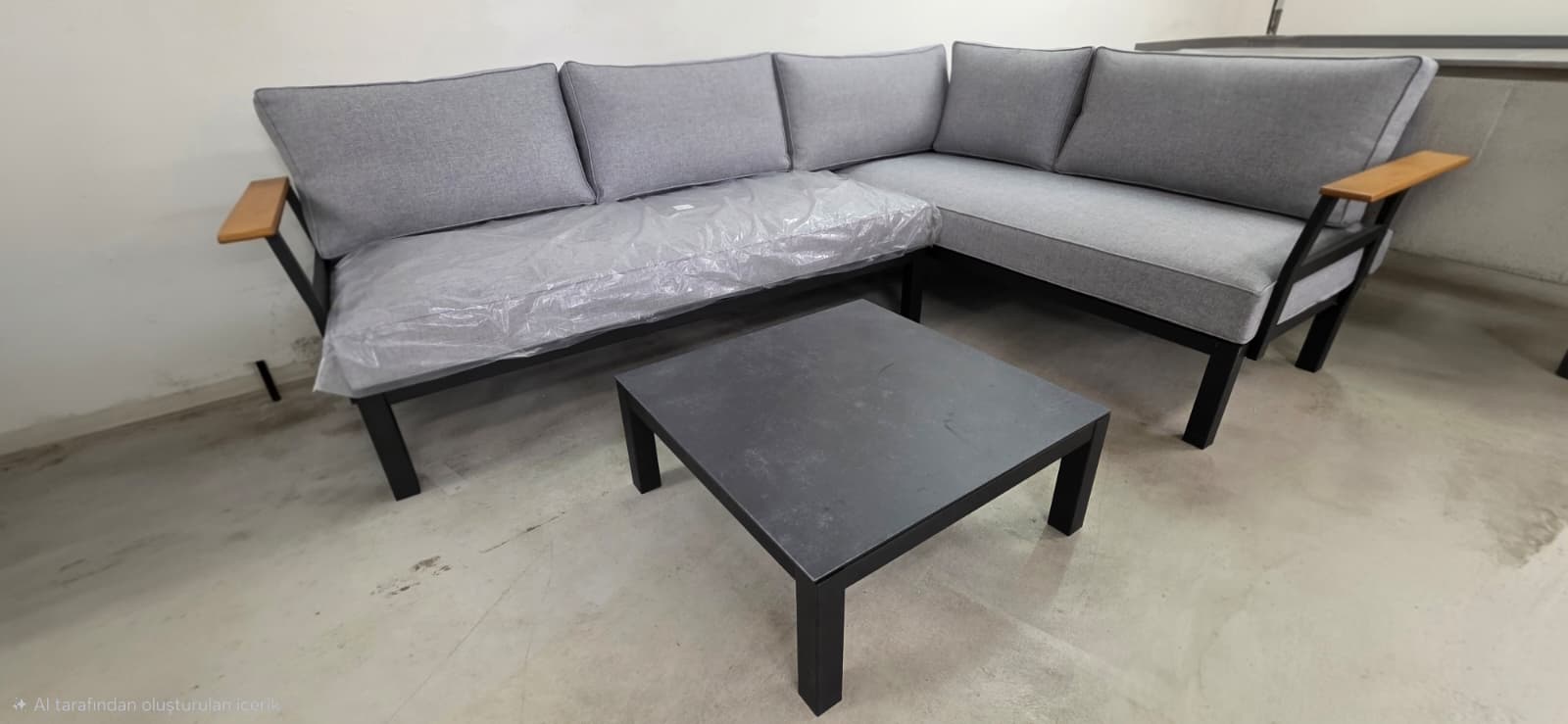 Sofa, Ecksesselsofa, graue Kissen, Holzarmlehnen, Couchtisch