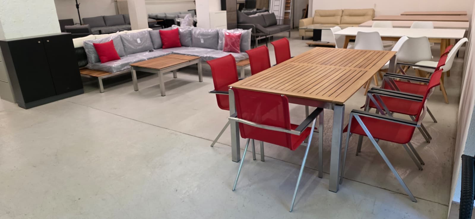 Esstisch, Holztisch, Metallgestell, Rote Stühle, Wohnzimmermöbel