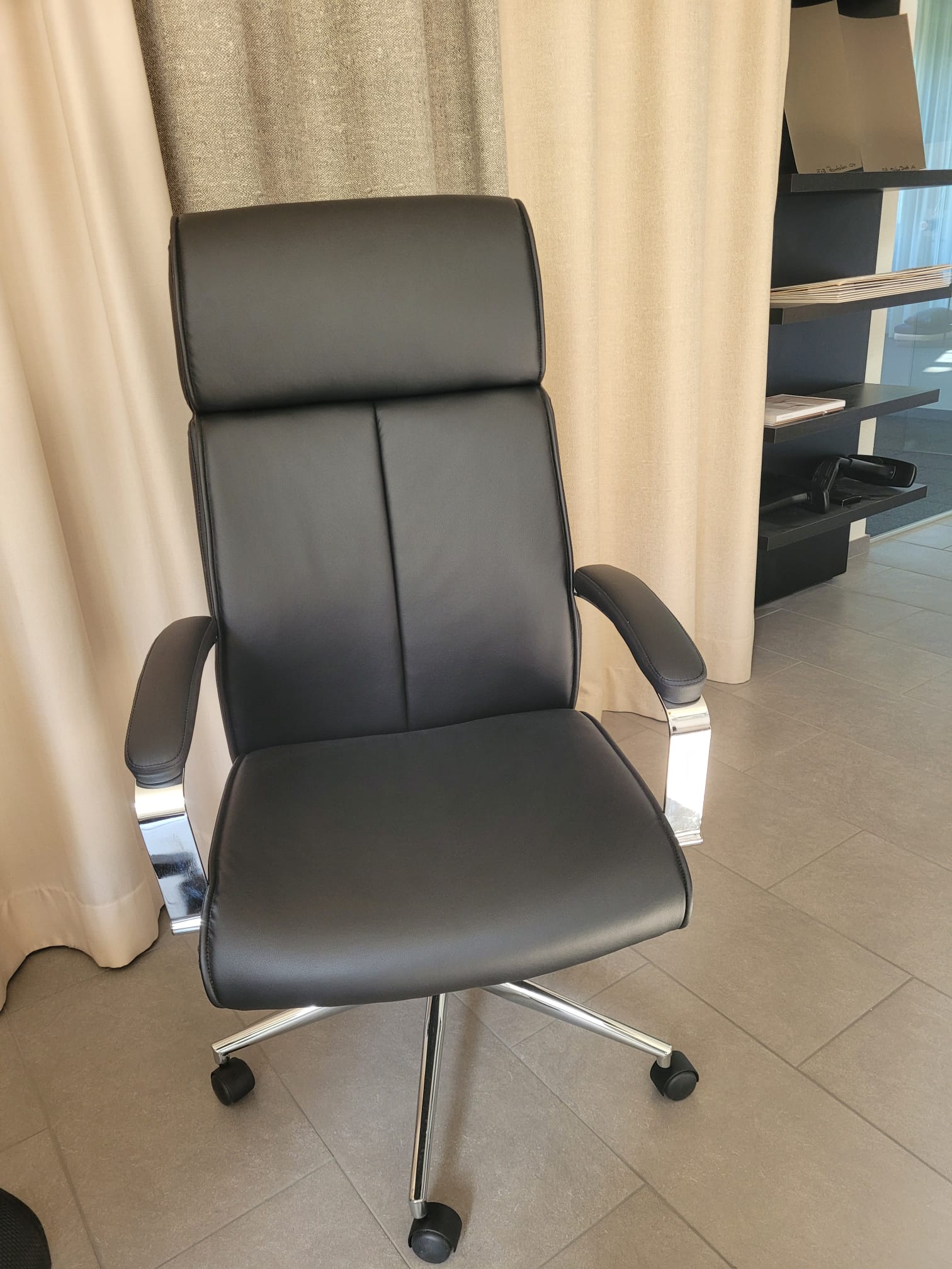 Bürostuhl, schwarzes Leder, Sessel, Drehstuhl, Metallbasis